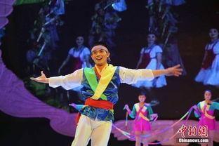 娱乐吃瓜君表演杂技